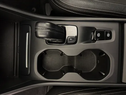 EU68KWC Volvo XC40 2.0 T4 Momentum 5dr AWD Geartronic Thumbnail #24