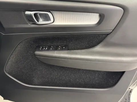 EU68KWC Volvo XC40 2.0 T4 Momentum 5dr AWD Geartronic Thumbnail #25