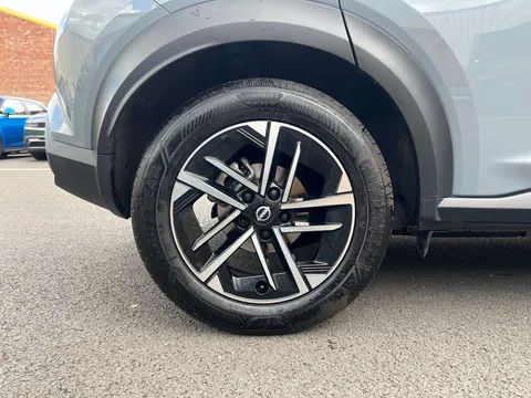 DX74XJB Nissan Juke 1.6 Hybrid N-Connecta 5dr Auto Thumbnail #26