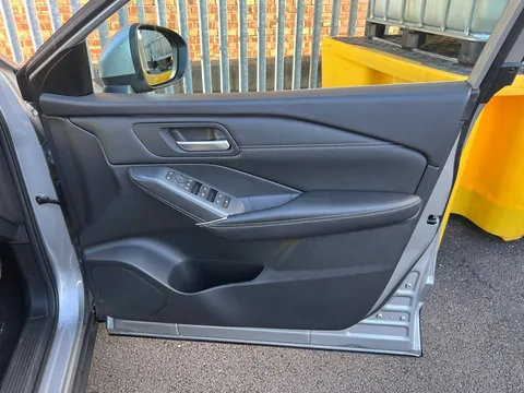 DS74UHZ Nissan Qashqai 1.3 DiG-T MH 158 N-Connecta [Glass Rf] 5dr Xtronic Thumbnail #16