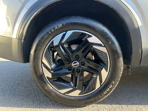 DS74UHZ Nissan Qashqai 1.3 DiG-T MH 158 N-Connecta [Glass Rf] 5dr Xtronic Thumbnail #26