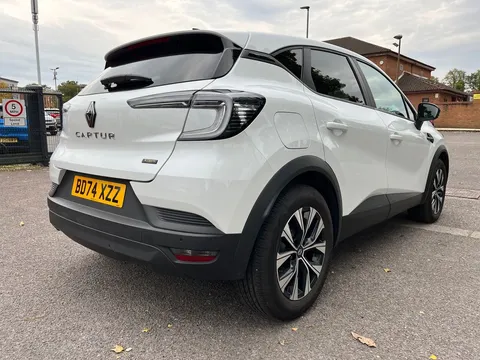 BD74XZZ Renault Captur 1.6 E-Tech Full Hybrid 145 Evolution 5dr Auto Thumbnail #28