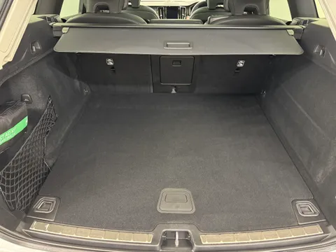 DC72LYU Volvo XC60 2.0 B5P Ultimate Dark 5dr AWD Geartronic Thumbnail #32