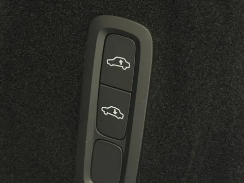 DC72LYU Volvo XC60 2.0 B5P Ultimate Dark 5dr AWD Geartronic Thumbnail #33