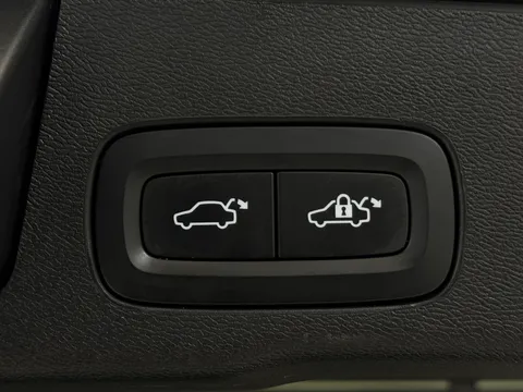DC72LYU Volvo XC60 2.0 B5P Ultimate Dark 5dr AWD Geartronic Thumbnail #34
