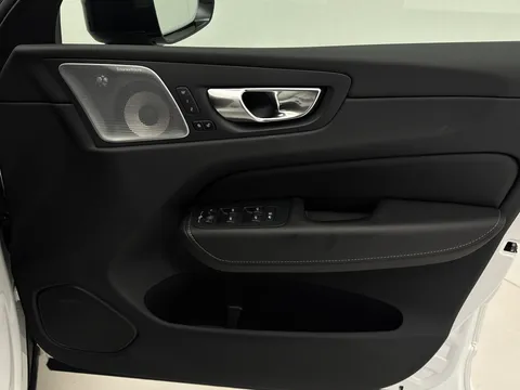 DC72LYU Volvo XC60 2.0 B5P Ultimate Dark 5dr AWD Geartronic Thumbnail #19