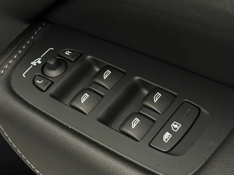 DC72LYU Volvo XC60 2.0 B5P Ultimate Dark 5dr AWD Geartronic Thumbnail #20