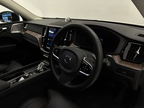 DC72LYU Volvo XC60 2.0 B5P Ultimate Dark 5dr AWD Geartronic Thumbnail #23
