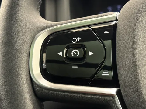 DC72LYU Volvo XC60 2.0 B5P Ultimate Dark 5dr AWD Geartronic Thumbnail #24
