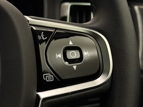 DC72LYU Volvo XC60 2.0 B5P Ultimate Dark 5dr AWD Geartronic Thumbnail #25