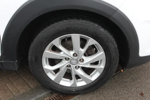 MF69LWH Hyundai Tucson 1.6 CRDi 48V MHD SE Nav 5dr 2WD Thumbnail #4