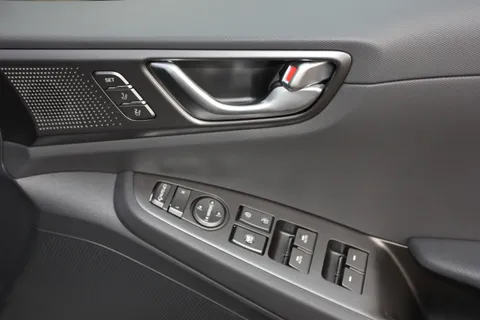 ML70ZPO Hyundai Ioniq 1.6 GDi Hybrid Premium SE 5dr DCT Thumbnail #28