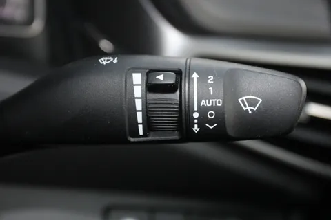 ML70ZPO Hyundai Ioniq 1.6 GDi Hybrid Premium SE 5dr DCT Thumbnail #26