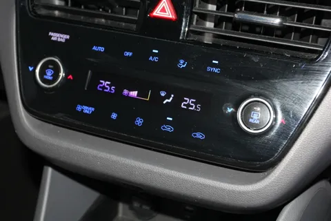 ML70ZPO Hyundai Ioniq 1.6 GDi Hybrid Premium SE 5dr DCT Thumbnail #20