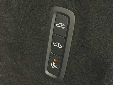 DP25PZT Volvo XC60 2.0 B5P Ultra Dark 5dr AWD Geartronic Thumbnail #32