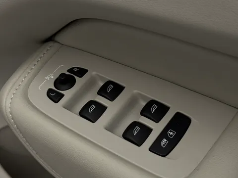 DP25PZT Volvo XC60 2.0 B5P Ultra Dark 5dr AWD Geartronic Thumbnail #18