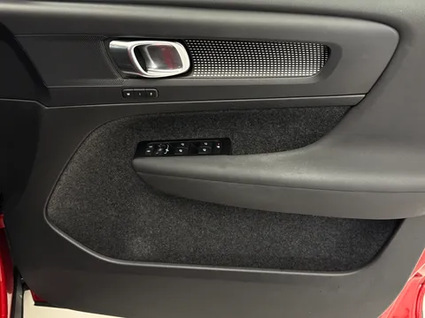 ND71KWW Volvo XC40 2.0 B5P R DESIGN Pro 5dr AWD Auto Thumbnail #19
