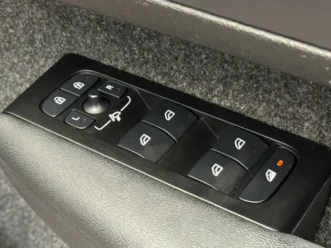 ND71KWW Volvo XC40 2.0 B5P R DESIGN Pro 5dr AWD Auto Thumbnail #20