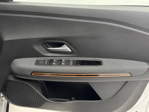 DY73OAL Dacia Sandero Stepway 1.0 TCe Journey 5dr Thumbnail #18