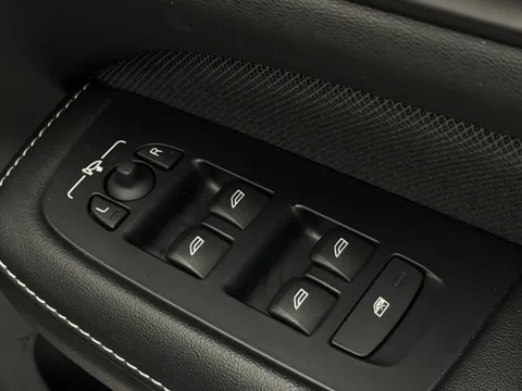 AO71KWK Volvo V60 2.0 B3P R DESIGN 5dr Auto Thumbnail #23