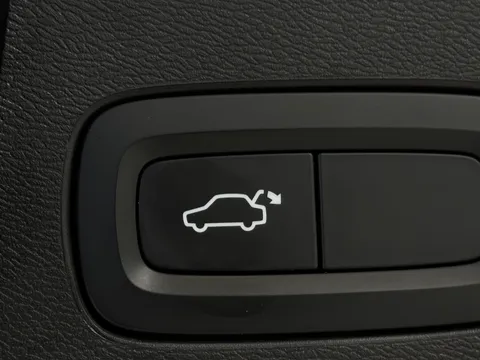 YY71MPE Volvo XC60 2.0 B4D Momentum 5dr AWD Geartronic Thumbnail #28