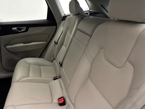 YY71MPE Volvo XC60 2.0 B4D Momentum 5dr AWD Geartronic Thumbnail #12