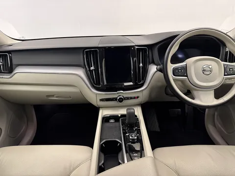 YY71MPE Volvo XC60 2.0 B4D Momentum 5dr AWD Geartronic Thumbnail #11