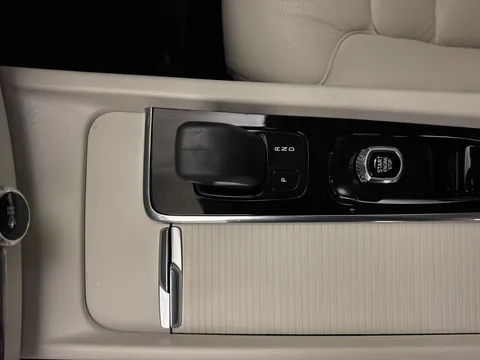 YY71MPE Volvo XC60 2.0 B4D Momentum 5dr AWD Geartronic Thumbnail #15