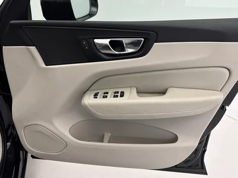 YY71MPE Volvo XC60 2.0 B4D Momentum 5dr AWD Geartronic Thumbnail #17