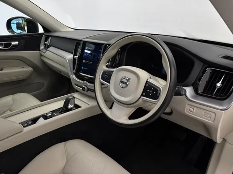 YY71MPE Volvo XC60 2.0 B4D Momentum 5dr AWD Geartronic Thumbnail #19