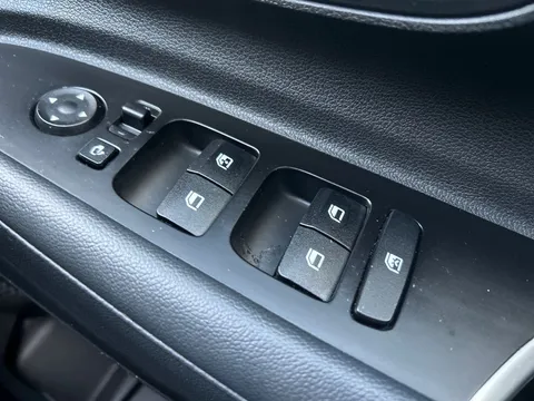 RO72UPA Hyundai i20 1.0T GDi 48V MHD Premium 5dr DCT Thumbnail #17