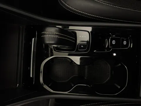 DE70KUK Volvo XC40 2.0 B4P R DESIGN Pro 5dr Auto Thumbnail #15