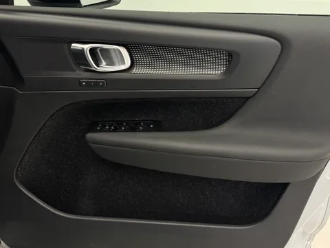 DE70KUK Volvo XC40 2.0 B4P R DESIGN Pro 5dr Auto Thumbnail #17