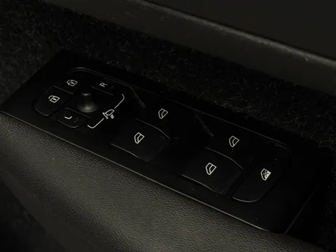 DE70KUK Volvo XC40 2.0 B4P R DESIGN Pro 5dr Auto Thumbnail #18