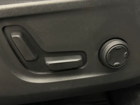 DE70KUK Volvo XC40 2.0 B4P R DESIGN Pro 5dr Auto Thumbnail #19