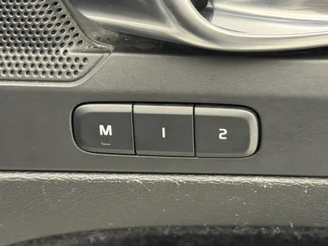 DE70KUK Volvo XC40 2.0 B4P R DESIGN Pro 5dr Auto Thumbnail #20