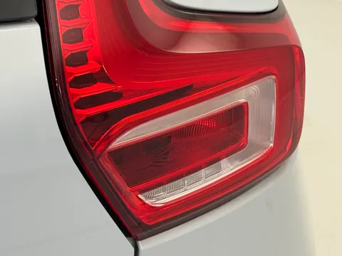 DE70KUK Volvo XC40 2.0 B4P R DESIGN Pro 5dr Auto Thumbnail #34