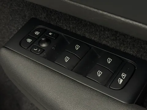 YR73XZP Volvo XC40 2.0 B3P Plus Dark 5dr Auto Thumbnail #26