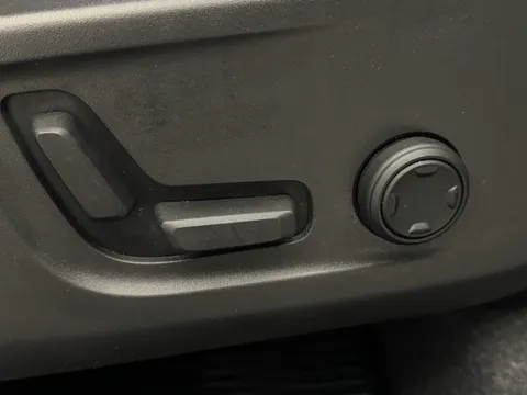 YR73XZP Volvo XC40 2.0 B3P Plus Dark 5dr Auto Thumbnail #27