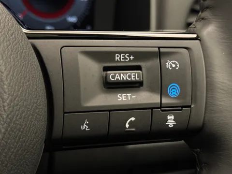 DN71UUH Nissan Qashqai 1.3 DiG-T MH Premiere Edition 5dr Thumbnail #24