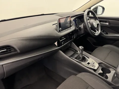 DX71WVN Nissan Qashqai 1.3 DiG-T MH Acenta Premium 5dr Thumbnail #13