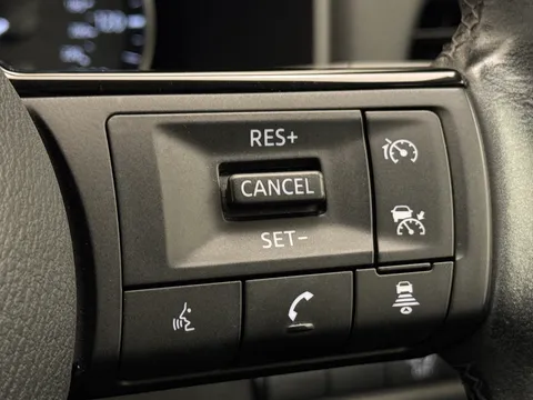 DX71WVN Nissan Qashqai 1.3 DiG-T MH Acenta Premium 5dr Thumbnail #24