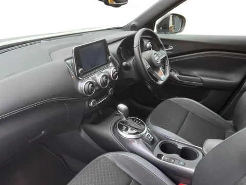 DU72BJK Nissan Juke 1.6 Hybrid N-Connecta 5dr Auto Thumbnail #2