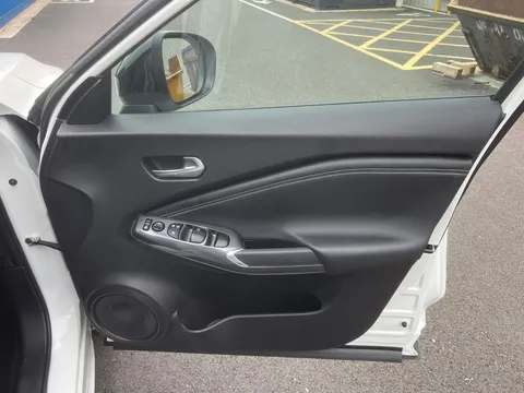 DU72BJK Nissan Juke 1.6 Hybrid N-Connecta 5dr Auto Thumbnail #16