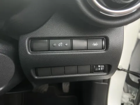 DU72BJK Nissan Juke 1.6 Hybrid N-Connecta 5dr Auto Thumbnail #21