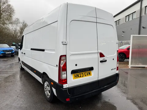 HN23GVM Renault Master LM35dCi 135 Business+ Medium Roof Van Thumbnail #6