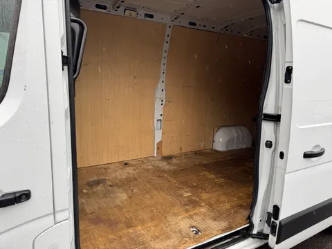 HN23GVM Renault Master LM35dCi 135 Business+ Medium Roof Van Thumbnail #10