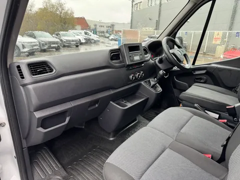 HN23GVM Renault Master LM35dCi 135 Business+ Medium Roof Van Thumbnail #11