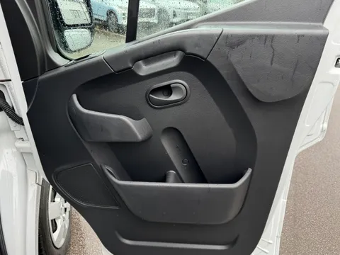 HN23GVM Renault Master LM35dCi 135 Business+ Medium Roof Van Thumbnail #14