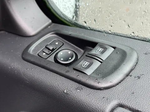 HN23GVM Renault Master LM35dCi 135 Business+ Medium Roof Van Thumbnail #15